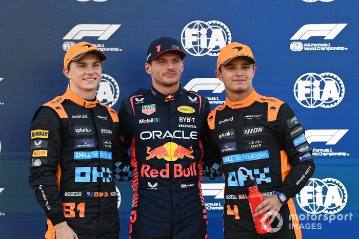 Los tres primeros clasificados Oscar Piastri, McLaren, el hombre de la pole Max Verstappen, Red Bull Racing, Lando Norris, McLaren