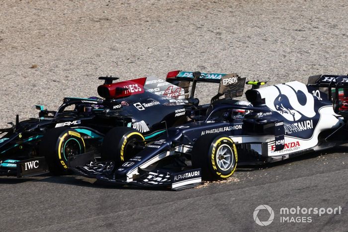 Lewis Hamilton, Mercedes W12, Pierre Gasly, AlphaTauri AT02, al inicio