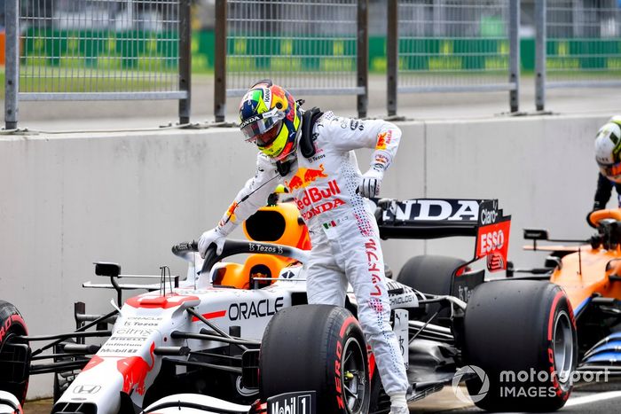Sergio Pérez, Red Bull Racing, en el Parc Ferme tras la clasificación