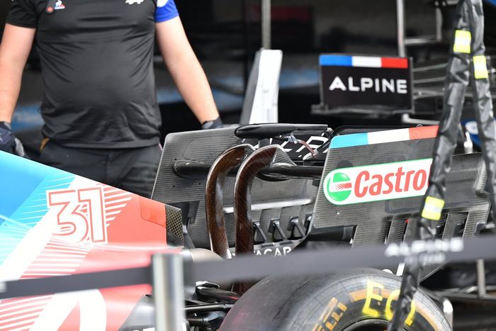 A asa traseira de baixo downforce pela Alpine requer um par a mais em forma de pescoço de cisne, que também parecem ter um acabamento diferente.