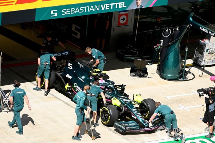Sebastian Vettel, Aston Martin AMR21, vuelve al box