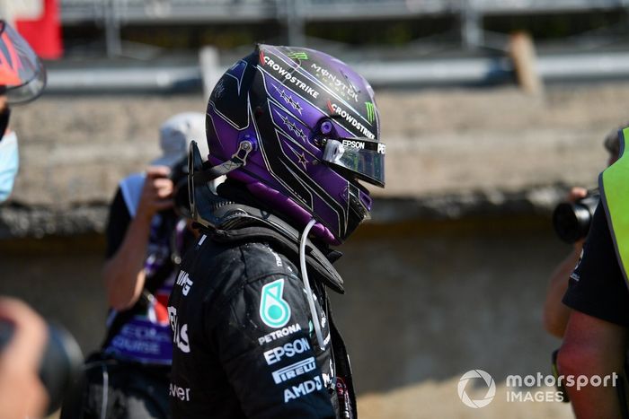 Lewis Hamilton, de Mercedes, se aleja del lugar del accidente