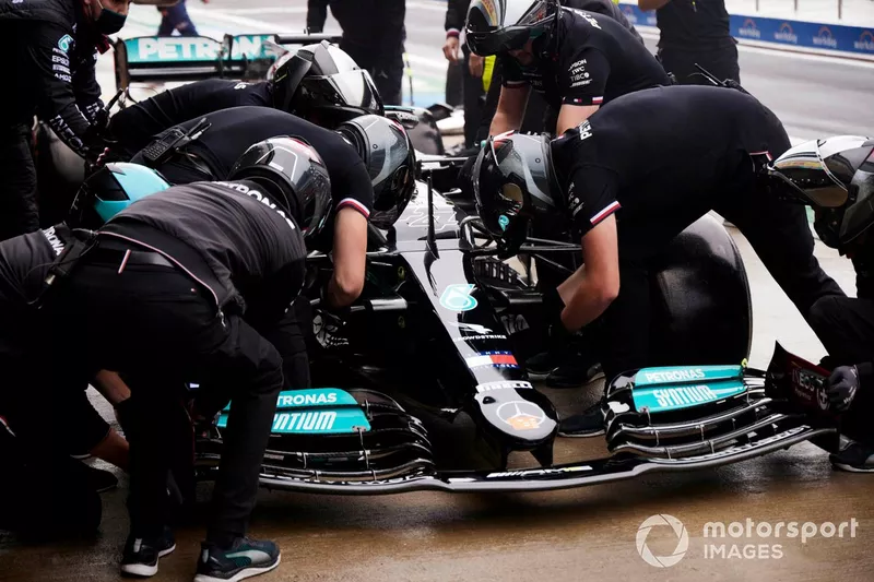 Los mecánicos sustituyen el alerón delantero del coche de Lewis Hamilton, Mercedes W12, durante la clasificación