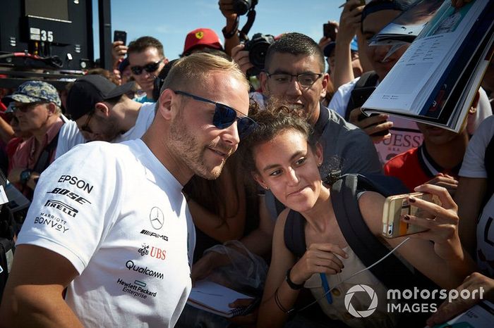 Valtteri Bottas, Mercedes AMG F1, se reúne con los fans para tomar fotos y firmar autógrafos
