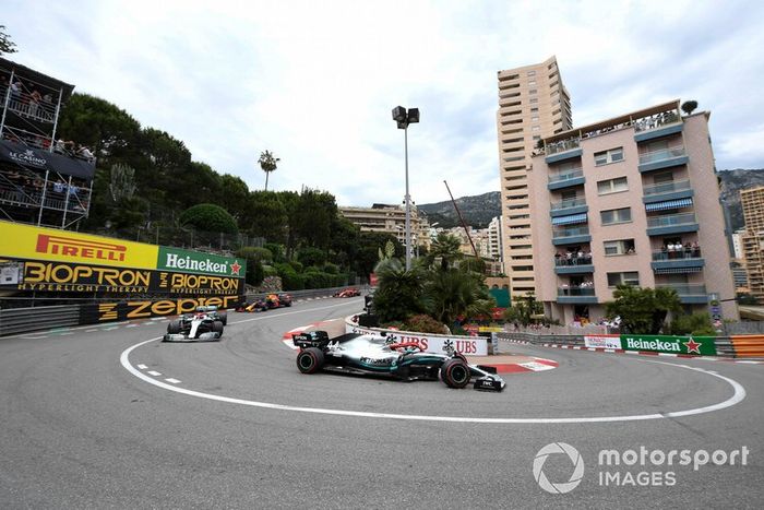 Lewis Hamilton, Mercedes AMG F1 W10, Valtteri Bottas, Mercedes AMG W10, y Max Verstappen, Red Bull Racing RB15