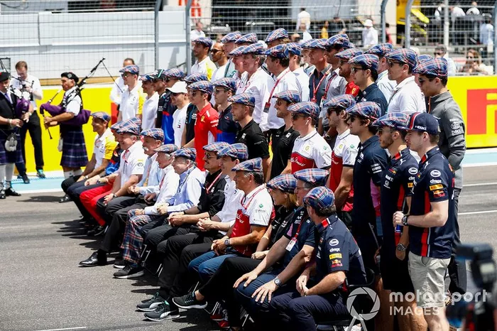 Pilotos y directores de equipo se reúnen para una foto con gorras planas en honor al reciente cumpleaños de Sir Jackie Stewart, 3 veces campeón de Fórmula 1