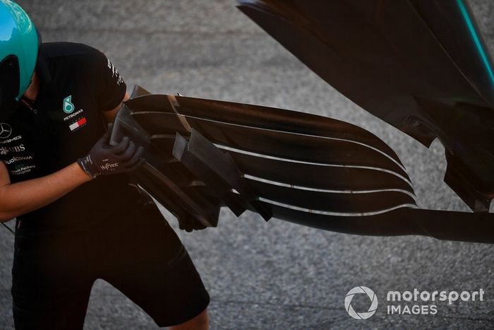 Los mecánicos de AMG Mercedes llevan un alerón delantero