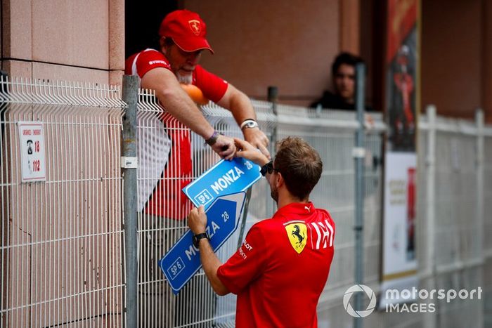 Sebastian Vettel, Ferrari firma autógrafos