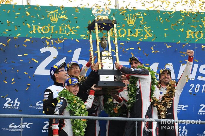 Los ganadores, #8 Toyota Gazoo Racing Toyota TS050: Sébastien Buemi, Kazuki Nakajima, Fernando Alonso, segundos #7 Toyota Gazoo Racing Toyota TS050: Mike Conway, Kamui Kobayashi, Jose Maria Lopez