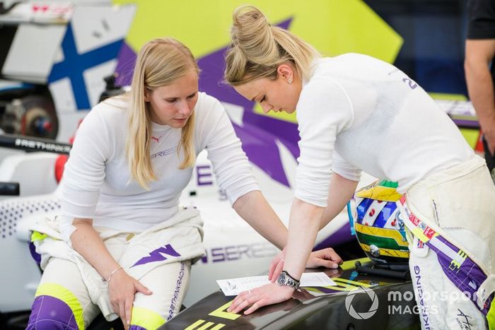 Beitske Visser y Jessica Hawkins