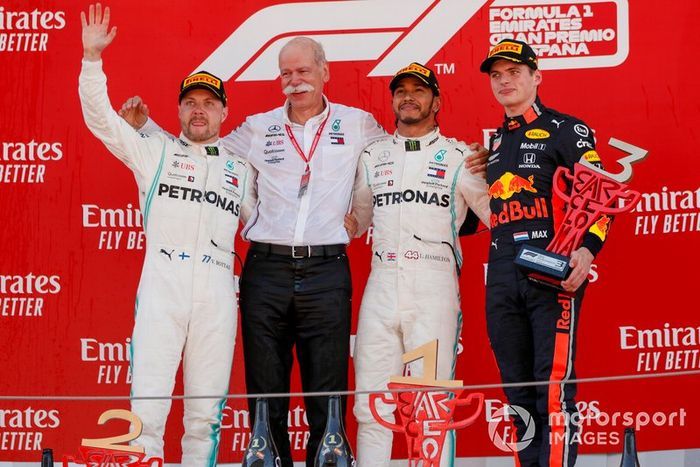 Podio: segundo lugar Valtteri Bottas, Mercedes AMG F1, Dr Dieter Zetsche, CEO, Mercedes Benz, ganador de la carrera Lewis Hamilton, Mercedes AMG F1 y tercer lugar Max Verstappen, Red Bull Racing celebran