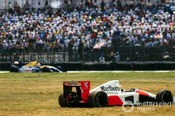 El McLaren MP4-6B Honda de Ayrton Senna abandona, mientras Nigel Mansell, Williams FW14B Renault, está en la pista
