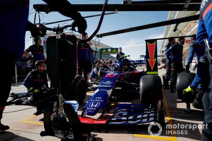 El equipo Toro Rosso practica una parada en boxes