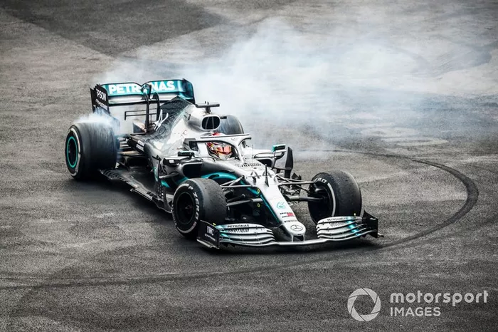 Ganador de la carrera Lewis Hamilton, Mercedes AMG F1 W10 realiza un donut