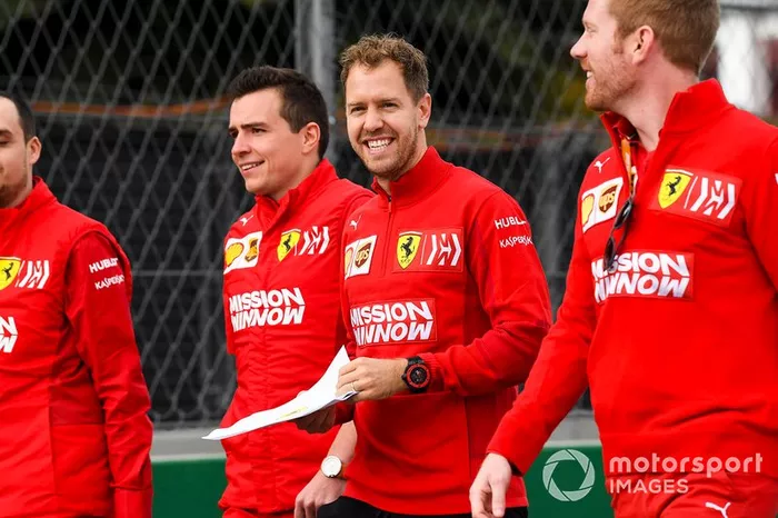 Sebastian Vettel, Ferrari recorre la pista con su equipo 