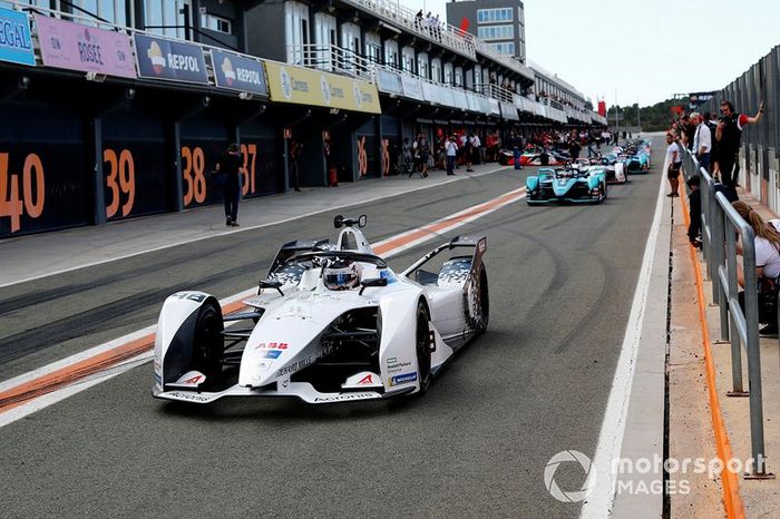 Edoardo Mortara, Venturi, EQ Silver Arrow 01 exits the pit lane