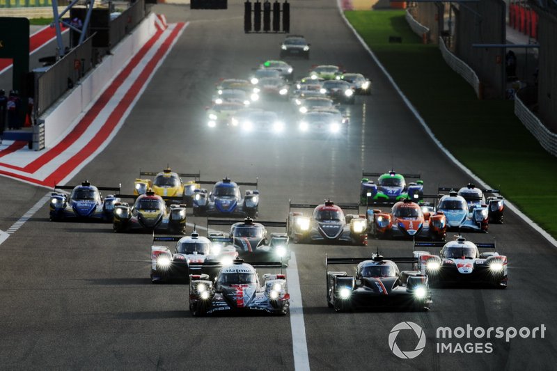 Le départ de la course : #1 Rebellion Racing Rebellion R-13 - Gibson: Bruno Senna, Gustavo Menezes, Norman Nato leads #5 Team LNT Ginetta G60-LT-P1: Jordan King, Ben Hanley, Charlie Robertson 