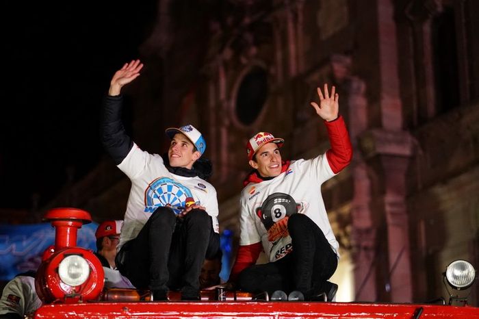 Marc Márquez y su hermano Álex celebran sus títulos de campeones 2019 en Cervera