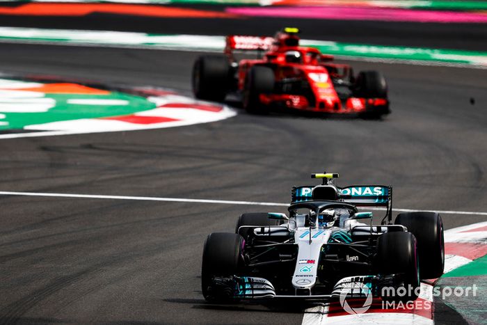 Valtteri Bottas, Mercedes AMG F1 W09 EQ Power+, y Kimi Raikkonen, Ferrari SF71H