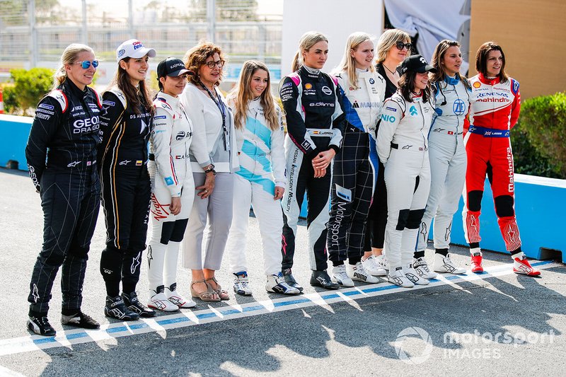 Las 9 mujeres que probaron, acompañadas por Michèle Mouton