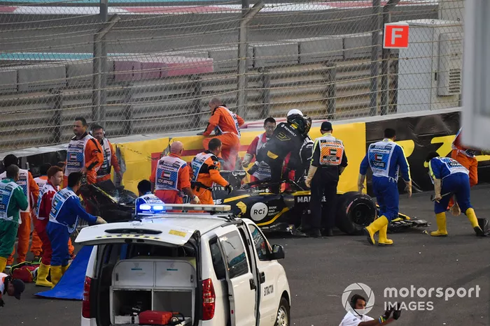Los médicos y oficiales asisten a Nico Hulkenberg, Renault Sport F1 Team R.S. 18 que se estrelló y volcó en la primera vuelta