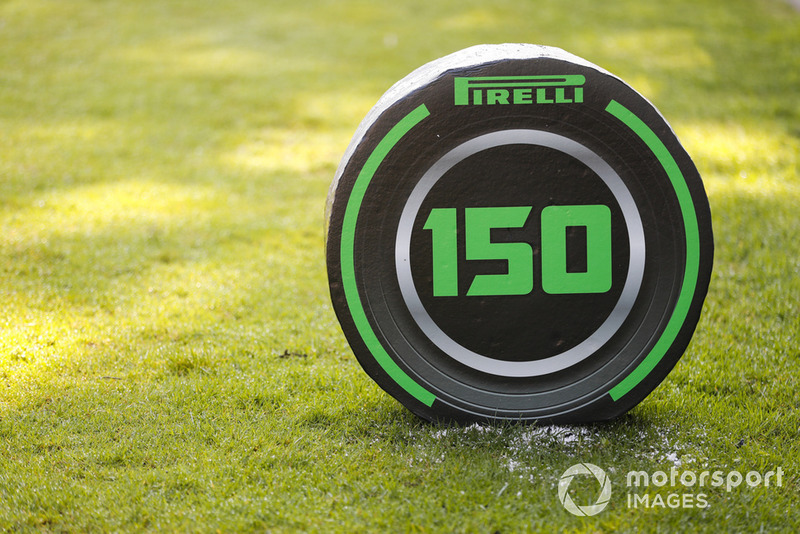 Un indicateur de distance avec le logo Pirelli