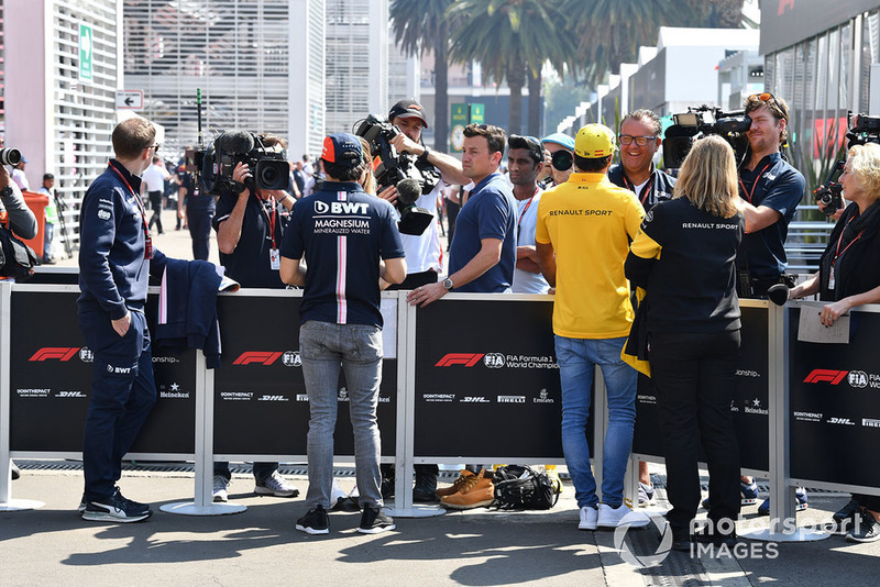 Sergio Perez, Racing Point Force India, Carlos Sainz Jr., Renault Sport F1 Team