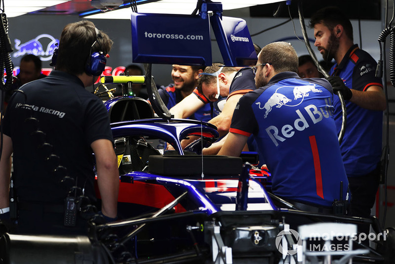 Trabajos de mecánica en el coche de Pierre Gasly, Scuderia Toro Rosso STR13 en el garaje.