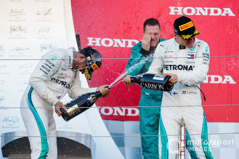 Il vincitore della gara Lewis Hamilton, Mercedes AMG F1, e il secondo classificato Valtteri Bottas, Mercedes AMG F1, sul podio