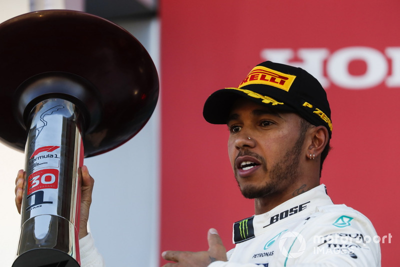 Il vincitore della gara Lewis Hamilton, Mercedes AMG F1, festeggia sul podio con il suo trofeo