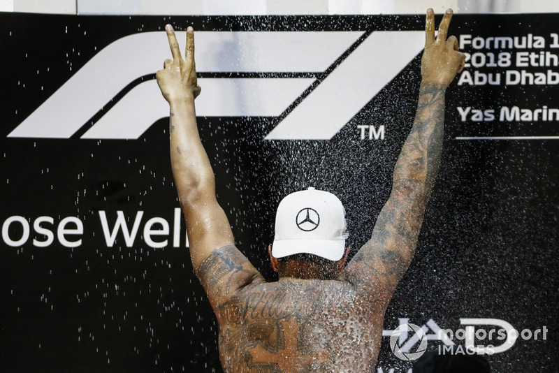 Lewis Hamilton, Mercedes AMG F1 W09 EQ Power+, merayakan di podium