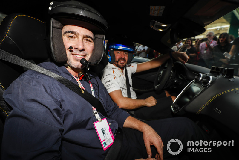 Le pilote de NASCAR Jimmie Johnson fait un Hot Lap avec Fernando Alonso, McLaren