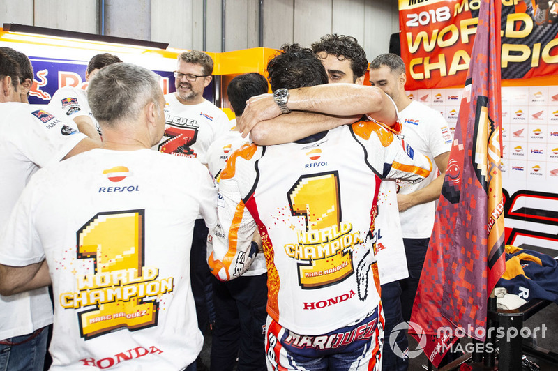 Чемпіон світу MotoGP 2018 року Марк Маркес, Repsol Honda Team, зі своєю командою