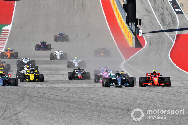 Kimi Raikkonen, Ferrari SF71H et Lewis Hamilton, Mercedes-AMG F1 W09 en lutte au départ