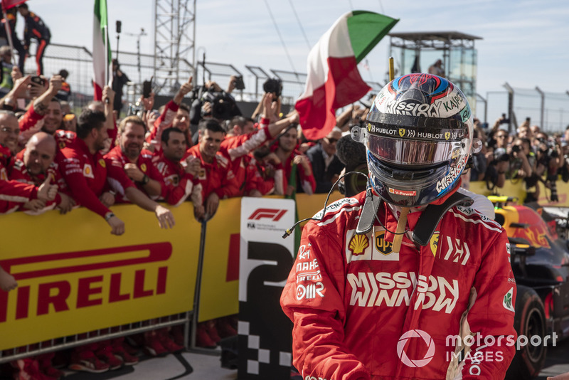 Kimi Raikkonen, Ferrari in parc ferme with his Ferrari mechanics 