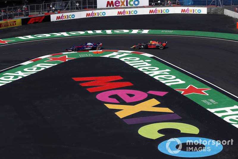 Brendon Hartley, Scuderia Toro Rosso STR13 e Max Verstappen, Red Bull Racing RB14