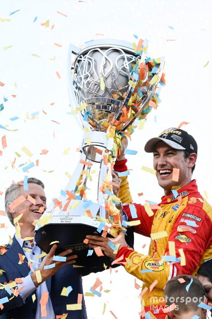 El Campeón de la Copa Nascar Joey Logano, Equipo Penske, Ford Mustang
