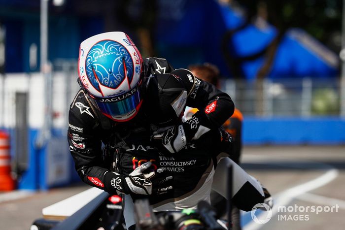 Mitch Evans, Jaguar Racing , 1ª posición, Sam Bird, Jaguar Racing, 3ª posición, celebran en Parc Ferme
