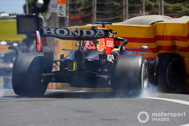 Max Verstappen, Red Bull Racing RB16B, urta una barriera nelle FP3