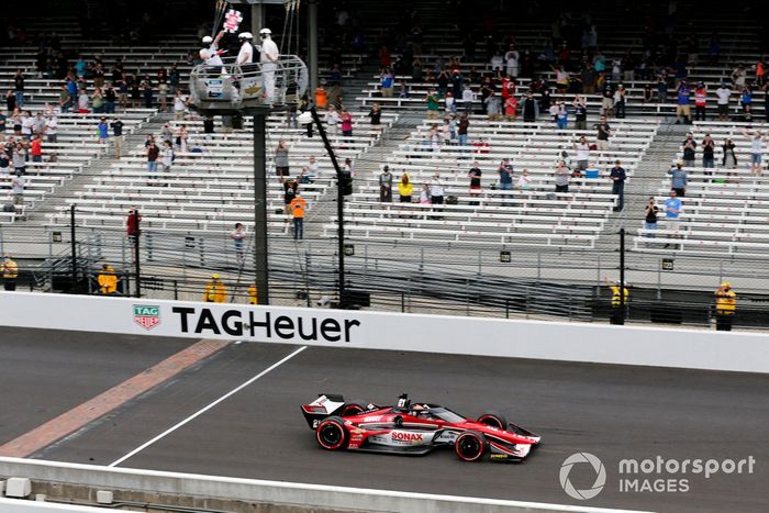 Ganador de la carrera Rinus VeeKay, Ed Carpenter Racing Chevrolet cruza la meta