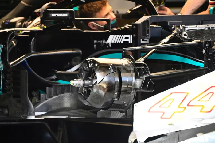 Detalle del conducto delantero de los frenos del Mercedes W12