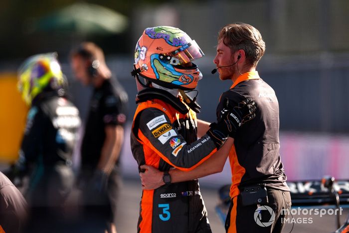 Daniel Ricciardo, McLaren, en el Parc Ferme tras la clasificación