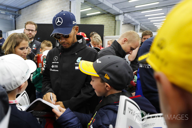 Lewis Hamilton, Mercedes AMG F1, imza dağıtıyor