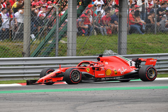 Sebastian Vettel, Ferrari SF71H con ala frontal rota desde la vuelta 1