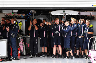 Festeggiamenti nel garage del Team Racing Point Force India F1
