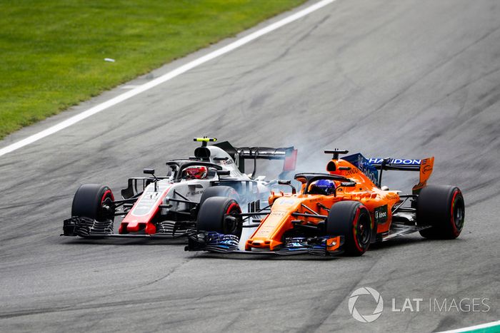 Kevin Magnussen, Haas F1 Team VF-18, y Fernando Alonso, McLaren MCL33, rueda a rueda