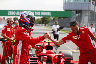 Il polesitter Kimi Raikkonen, Ferrari, festeggia