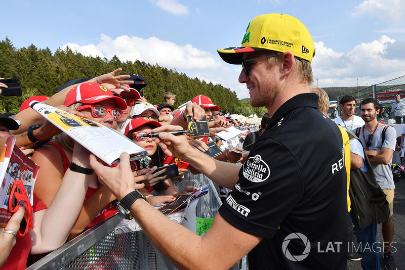 Nico Hulkenberg, Renault Sport F1 Team signs autographs for the fans