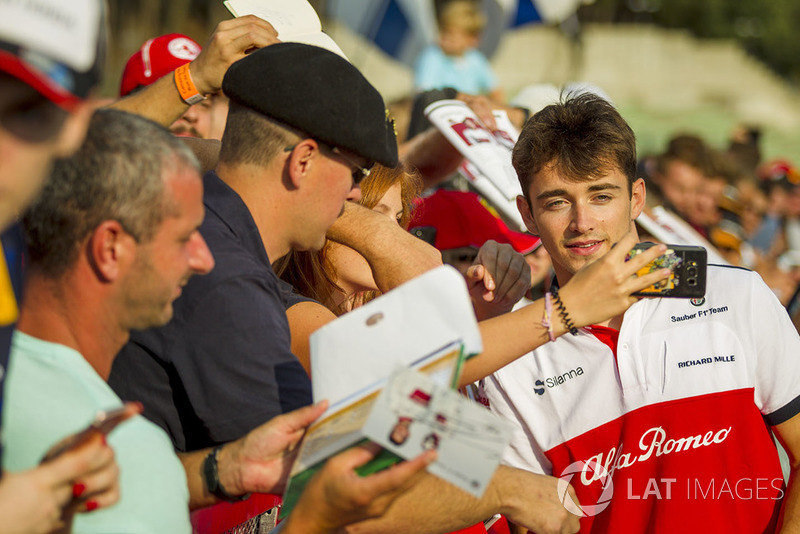 Charles Leclerc, Sauber fans selfie