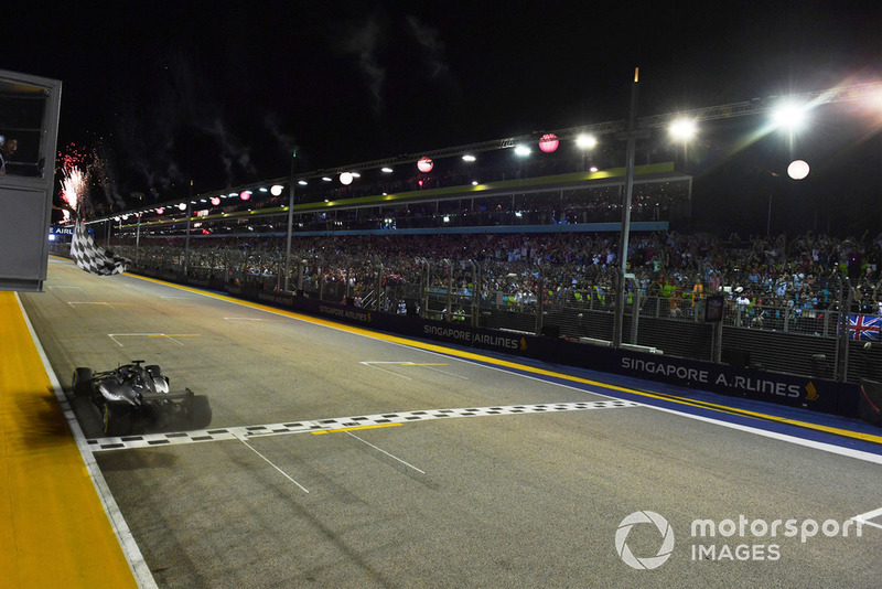 Il vincitore della gara Lewis Hamilton, Mercedes-AMG F1 W09, prende la bandiera a scacchi